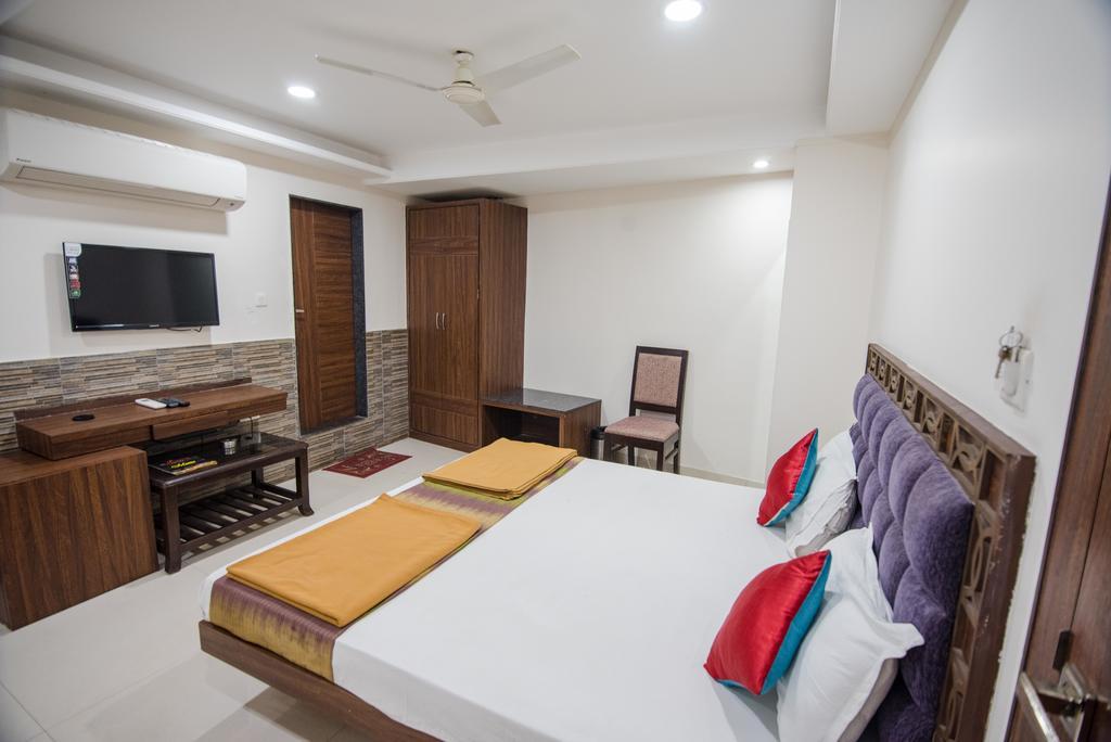 Hotel Crown Palace Bhopal Dış mekan fotoğraf